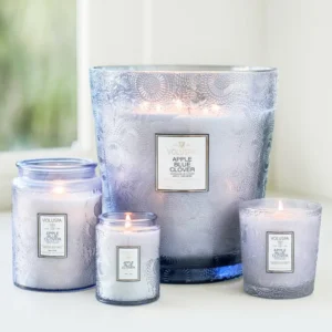 VOLUSPA – Apple Blue Clover Five-Wick Embossed Glass Candle
