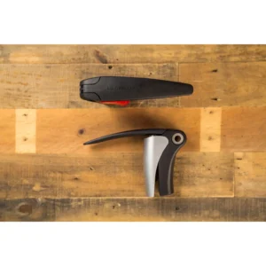 LE CREUSET – Compact Level Wine Tool